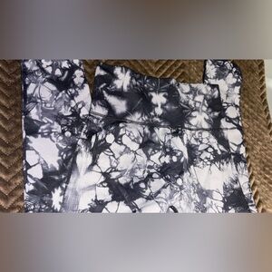 NWOT gym leggings with the scrunch butt size small